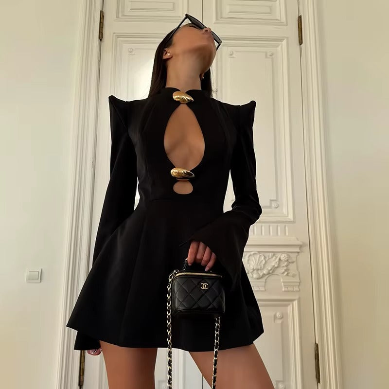 Abito Mini Nero Elegante Donna – Slim Fit con Maniche Lunghe Svasate e Dettaglio Cut-Out