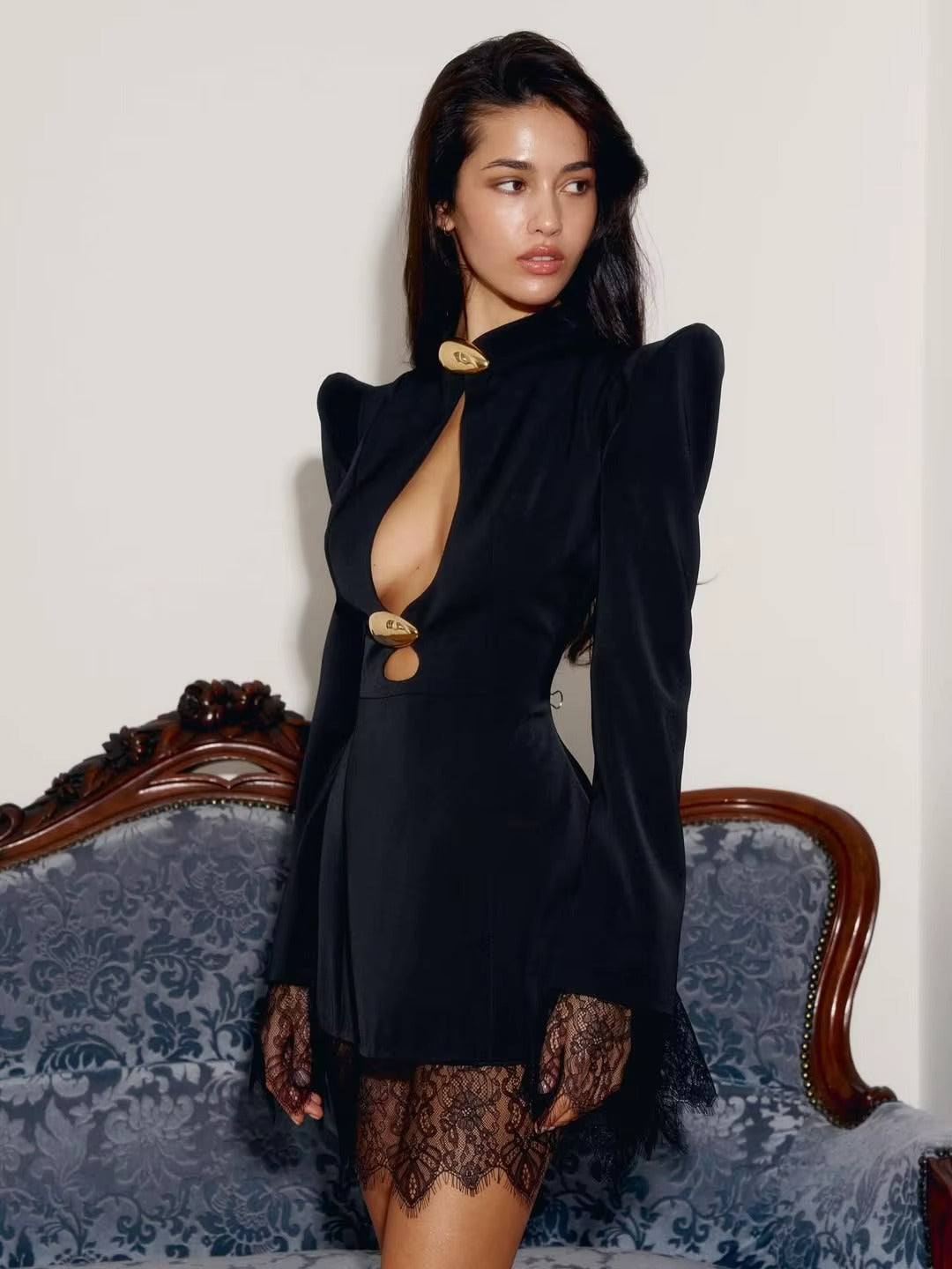 Abito Corto Elegante con Scollo Profondo e Pizzo – Vestito Donna A-Line con Collo Alto e Dettagli Oro