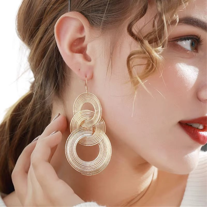 Orecchini Clip Lunghi a 3 Cerchi – Geometrici Oro Statement